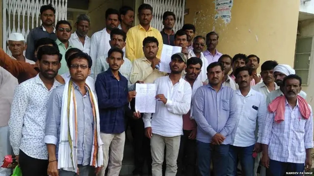 ताकतोडाच्या ग्रामस्थांना तहसिलदारांना मागण्यांचं निवेदन दिलं आहे.