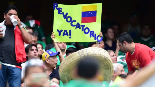 Un cartel a favor del revocatorio desplegado durante uno de los partidos de la selección venezolana en la Copa América Centenario, que se disputa en EE.UU.