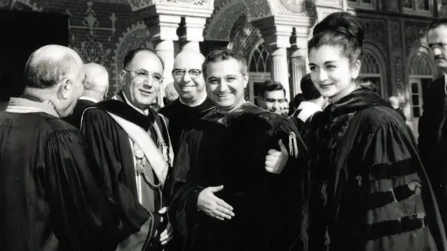 سمیمن رجالی در کنار دکتر شیخ الاسلام (وسط) موسس دانشگاه ملی (شهید بهشتی) و دکتر جهانشاه صالح (چپ) وزیر بهداشت وقت ایران