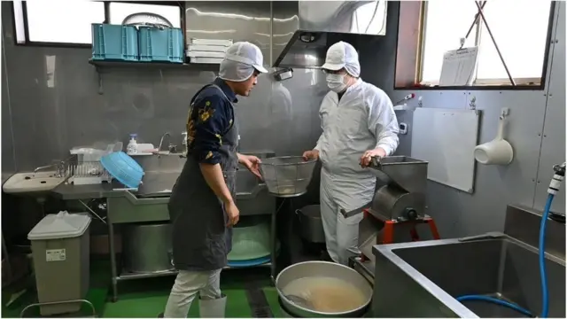 Taiki Miyazaki memproduksi tempe sendiri menggunakan kedelai lokal di Jepang.