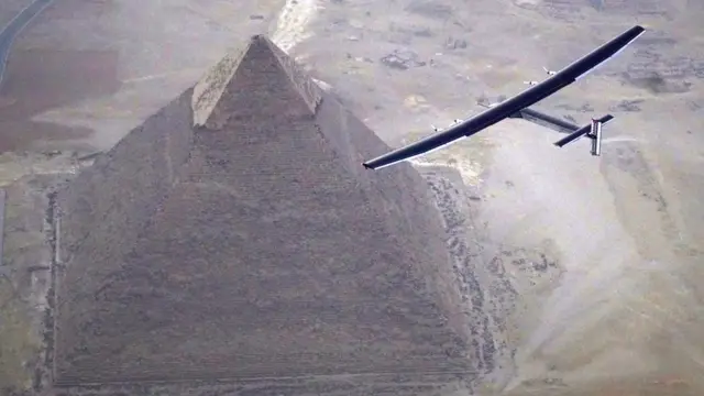Самолет Solar Impulse 2 пролетает над египетской пирамидой