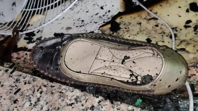 मुंडका की बिल्डिंग में पड़ा एक महिला का चप्पल