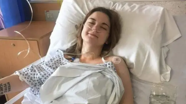 Katie Bruce em cama hospitalar