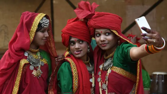 సెల్ఫీ తీసుకుంటున్న బాలికలు