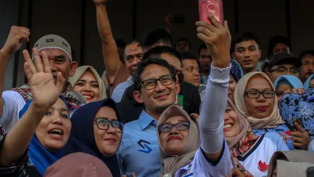 Calon Wakil Presiden no urut 02 Sandiaga Salahuddin Uno (tengah) foto bersama dengan relawan ketika berkunjung ke Pekanbaru, Riau, Sabtu (18/5/2019). Sandiaga Uno berkunjung ke Pekanbaru untuk mengikuti sejumlah agenda diantaranya silaturahmi dengan koalisi dan relawan Prabowo Sandi Riau sekaligus menjadi pembicara dalam kegiatan bedah buku dalam peringatan Hari Buku Nasional 2019.