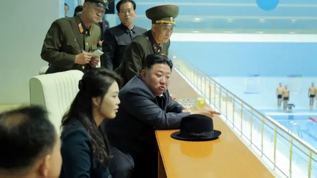 만경대혁명학교를 방문한 김정은 위원장과 부인 리설주 여사