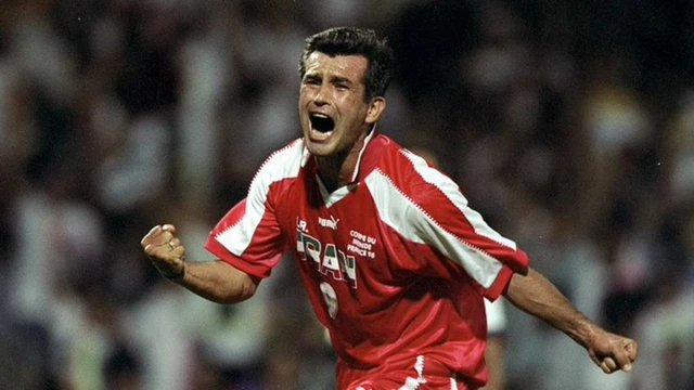 Hamid Estili (Iran) célèbre un but contre les États-Unis lors de la Coupe du monde 1998