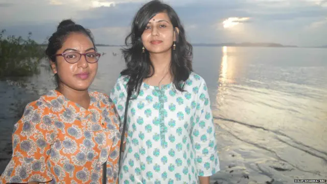 रेहाना सुल्ताना और उनकी सहेली करिश्मा