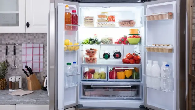 ফ্রিজে রাখার পরে তো বটেই, ফ্রিজে রাখার আগেও সব খাদ্যপণ্য অথবা পণ্যের প্যাকেট অন্তত একবার জীবাণুমুক্ত করে নেয়া জরুরি।