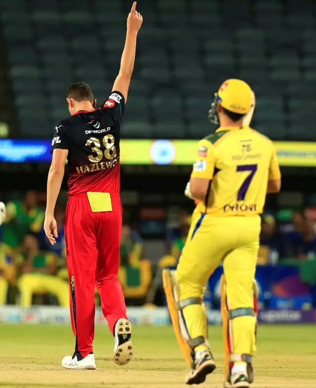 धोनी को हेज़लवुड ने आउट किया