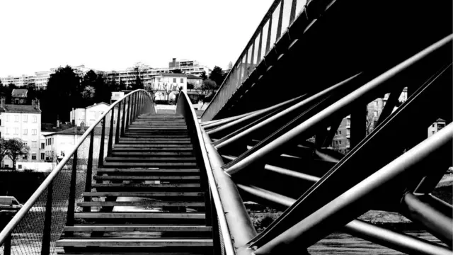 پل‌های عابرپیاده از مکان‌های ناامن و محل آزارجنسی زنان است