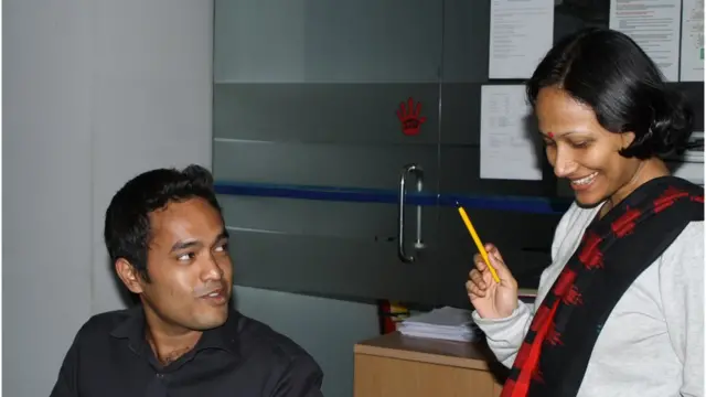 প্রভাতীর প্রস্তুতি, ২০১২ সাল: সকালের অনুষ্ঠান পরিকল্পনা করছেন ঢাকায় মীর সাব্বির আর শাহনাজ পারভিন।