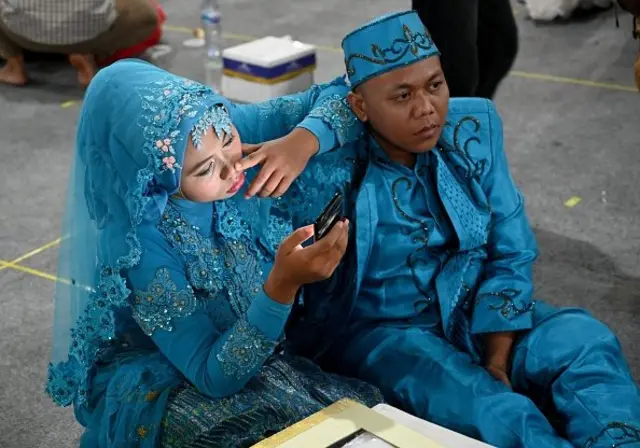 Pasangan mempelai pria dan wanita