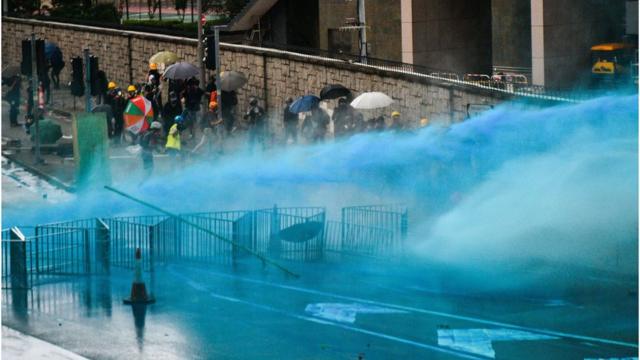 香港警方出动水炮车驱散示威者。