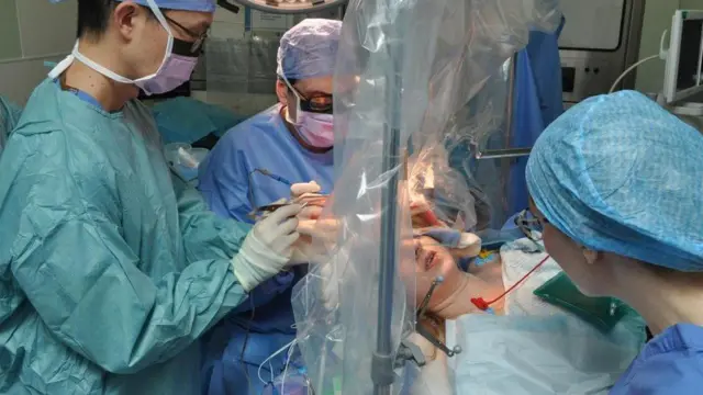 Foto de Sarah-May se sometió a una operación de ocho horas