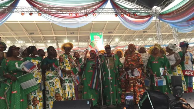 APC women and men wear cloth wey dem put Muhammadu Buhari face ontop