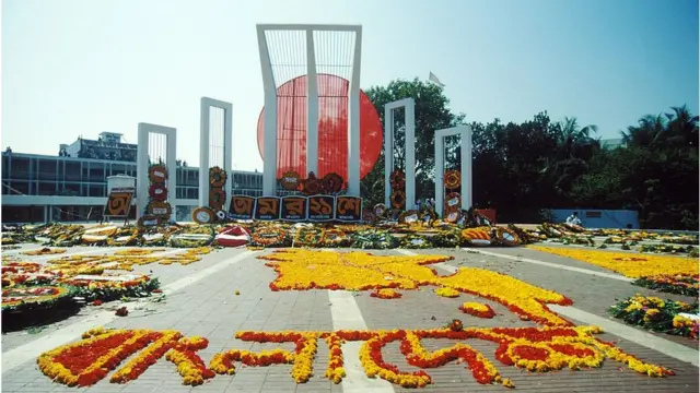 প্রথম নির্মিত শহীদ মিনারের সঙ্গে বর্তমান শহীদ মিনারের নকশায় অনেক পার্থক্য রয়েছে
