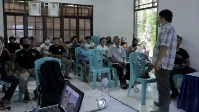 Sekitar 30 warga berkumpul di Kantor Kapitalaung Kampung Bowone, Pulau Sangihe, menyatakan penolakannya atas PT. TMS.