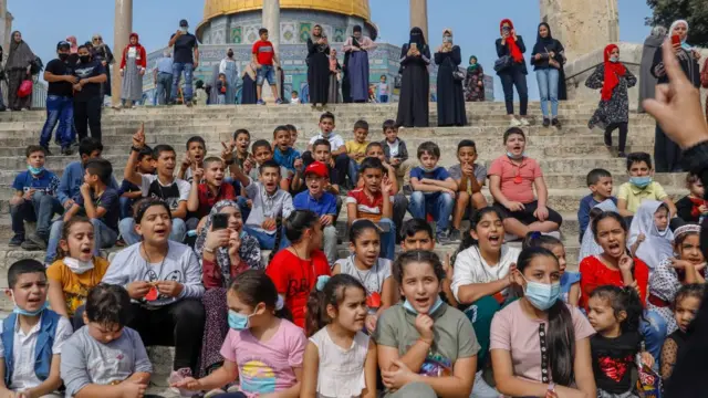 Yaran Falasɗinawa sun halarci bikin Maulidin Annabi Muhammadu a wajen ginin masallacin al-Aqsa wuri bna uku mafi tsarki ga musulmai a duniya, da ke tsohon birnin Jerusalem a ranar 29 ga watan Oktoban 2020.