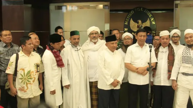 Massa aksi 313 dan Wiranto.