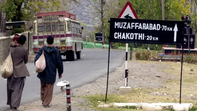 मुज़फ्फराबाद से दूरी दिखाता एक साइनबोर्ड