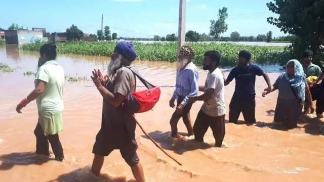 ਸਾਲ 2019 ਵਿੱਚ ਆਏ ਹੜ੍ਹਾਂ ਦੌਰਾਨ ਫਿਲੌਰ ਨੇੜਲੇ ਪਿੰਡ ਗੰਨਾ, ਮੋਤੀਪੁਰ ਅਤੇ ਭੋਲੇਵਾਲ ਪਿੰਡਾਂ ਦੇ ਲੋਕ ਸੁਰੱਖਿਅਤ ਥਾਵਾਂ 'ਤੇ ਜਾਂਦੇ ਹੋਏ