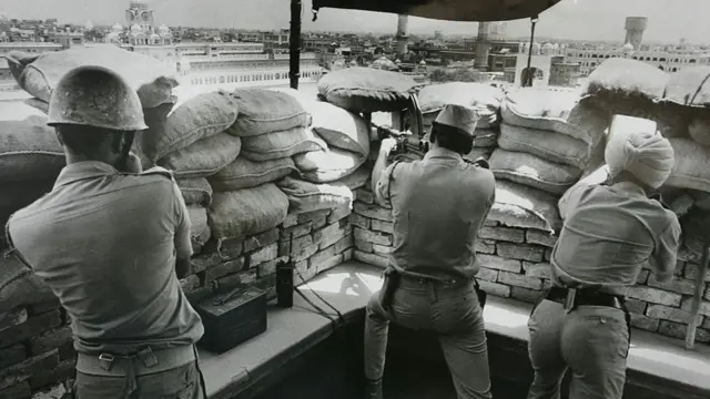 سکیورٹی اہلکار گولڈن ٹیمپل میں موجود مشتبہ افراد پر فائرنگ کر رہے ہیں