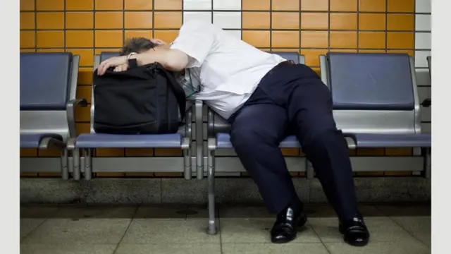 Чоловік спить у громадському місці