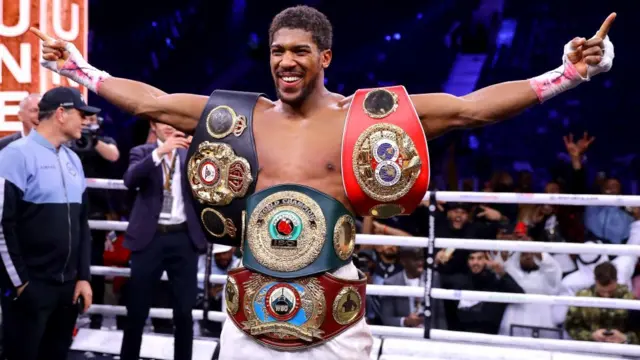 Anthony Joshua pẹlu awọn igbanu ẹyẹ rẹ