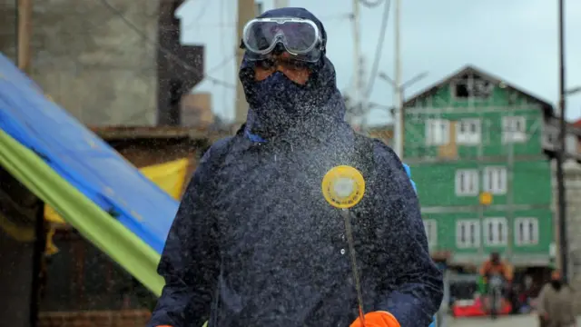 છંટકાવ કરતી વ્યક્તિ