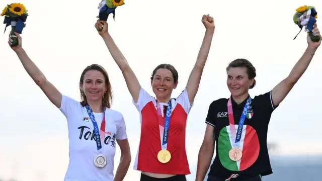 No pódio: Medalhasites de aposta gratisouro Anna Kiesenhofer (centro), prata Annemiek Van Vleuten (à esquerda) e bronze Elisa Longo Borghini.