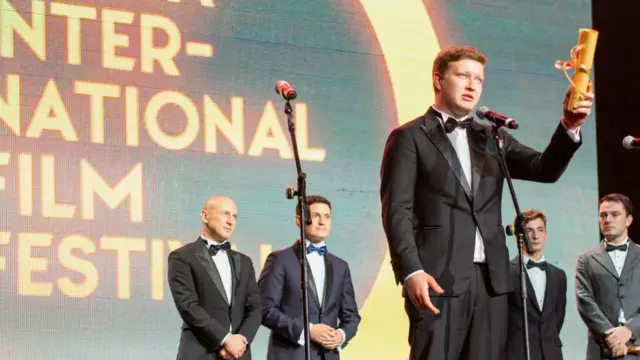 Наріман Алієв отримує нагроду на Одеському кінофестивалі