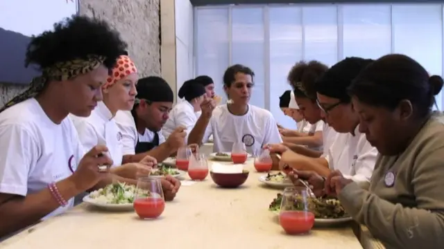 Comensales en el RefettoRio Gastromotiva