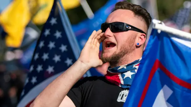 Seguidor de Trump le muestra su apoyo