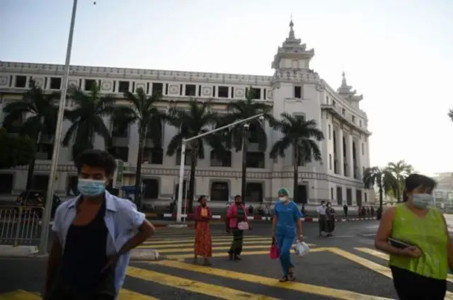 ইয়াঙ্গনে সিটি হলের বাইরের রাস্তায় বেসামরিক মানুষ।