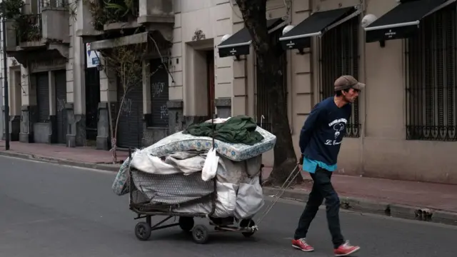 Homem anda com colchão e pertences pelas ruasunibet manchester cityBuenos Aires