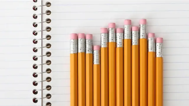 أقلام رصاص فوق كراسة بيضاء