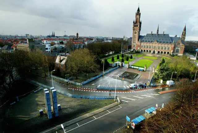 ဥက္ကဋ္ဌနဲ့ ဒုက္ကဌ တို့ကို အဖွဲ့ဝင် တရားသူကြီးတွေကပဲ လျှို့ဝှက်မဲပေး စနစ်နဲ့ သုံးနှစ် တစ်ကြိမ် ရွေး