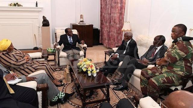 大統領官邸で面会するムガベ氏（写真中央）