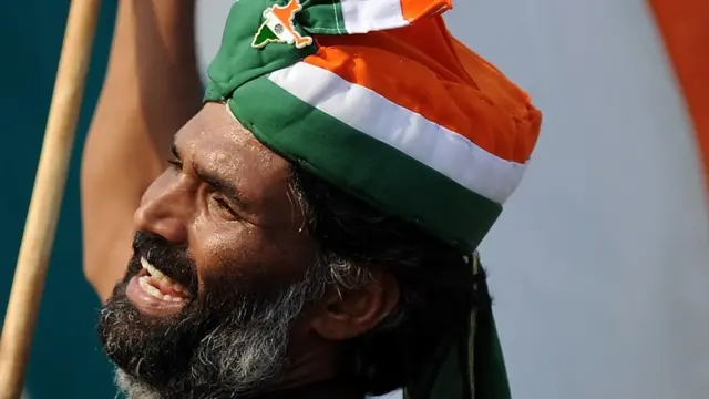 तिरंगा लहराता एक शख़्स