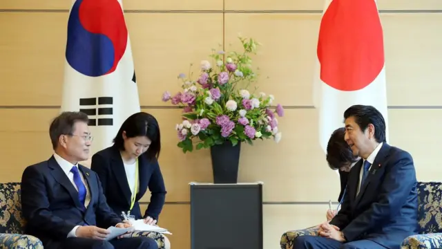 문재인 대통령과 아베 신조 일본 총리가 9일 오후 일본 도쿄 모토아카사카 총리관저에서 한-일 확대정상회담을 하고 있다.