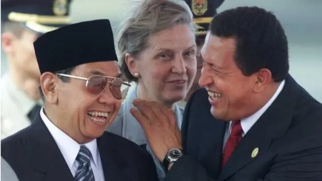 Presiden ke-empat Indonesia, Abdurrahman Wahid dan presiden Venezuela, Hugo Chavez ketika bertemu dalam KTT OPEC pada Oktober 2000 di Caracas, Venezuela