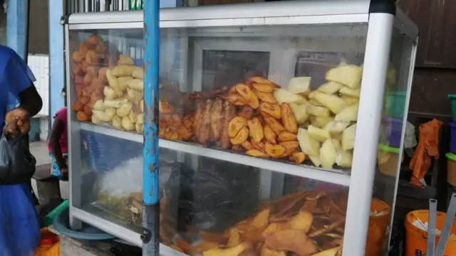 Les ignames et les beignets exposés dans ces vitrines à Cotonou