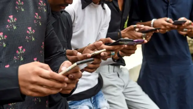 বয়ঃসন্ধিকালে ছেলে মেয়েদের শাসন করার ব্যাপারে মা বাবাদের কৌশলী হওয়ার পরামর্শ বিশেষজ্ঞদের