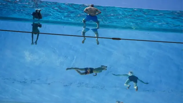 Gente en la piscina flotante de Londres