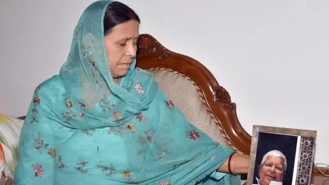 રાષ્ટ્રીય જનતા દળના નેતા અને મુખ્ય મંત્રી લાલુ પ્રસાદ યાદવને ઘાસચારા કૌભાંડમાં જેલ થઈ અને 25 જુલાઈ 1997ના રોજ રાબડી દેવી મુખ્ય મંત્રી બન્યાં.