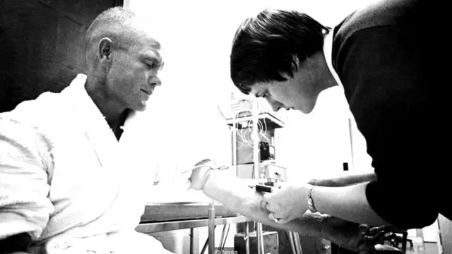 О'Хара говорит, что ей легче было завоевать доверие астронавтов, чем авиационным врачам, которые могли отстранить их от полета