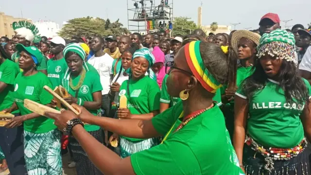 Des fans sénégalaises dans une fan zone à Dakar (Sénégal).