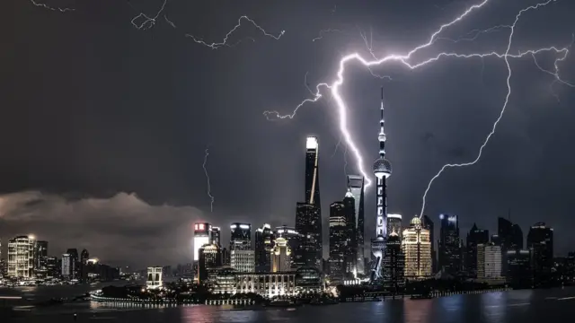 Rayo sobre la ciudad de Shanghai de noche