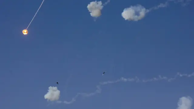 Sebagian besar roket yang ditembakkan oleh militan Palestina langsung dicegat pertahanan udara Israel